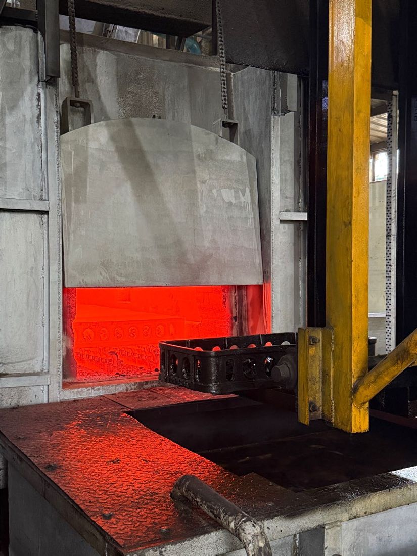 Heat treatment furnace with a glowing load